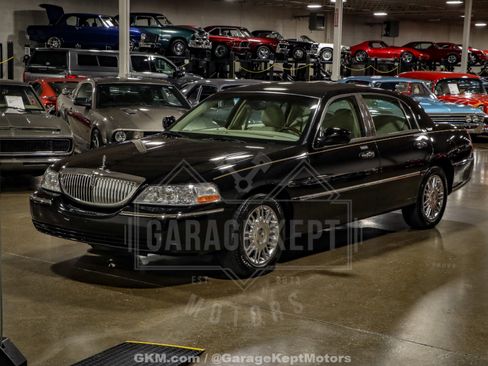 Used 2010 Lincoln Town Car Signature Limited image 31