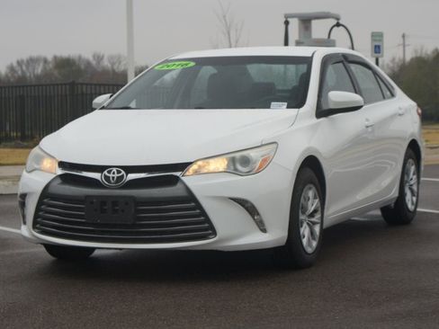 Used 2016 Toyota Camry LE image 21