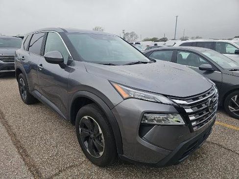 Used 2025 Nissan Rogue SV image 2