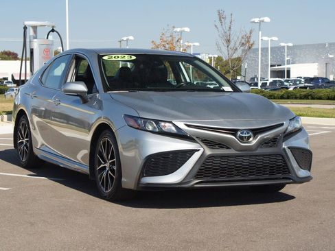 Used 2023 Toyota Camry SE image 2