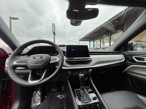 Used 2025 Jeep Compass Limited image 34