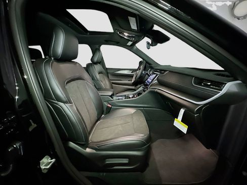 New 2025 Jeep Grand Cherokee Altitude AWD/4WD image 33