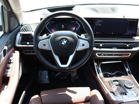 Used 2025 BMW X7 xDrive40i w/ Premium Package image 11