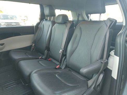 Used 2024 Kia Carnival EX image 11