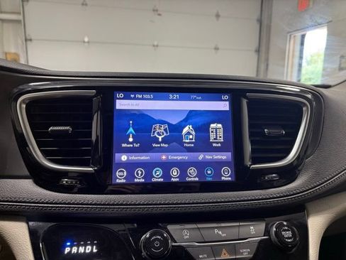 Used 2019 Chrysler Pacifica Limited w/ Tire & Wheel Group image 18