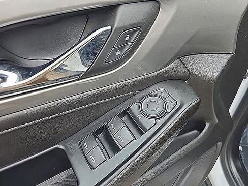 Used 2023 Chevrolet Traverse LT image 15