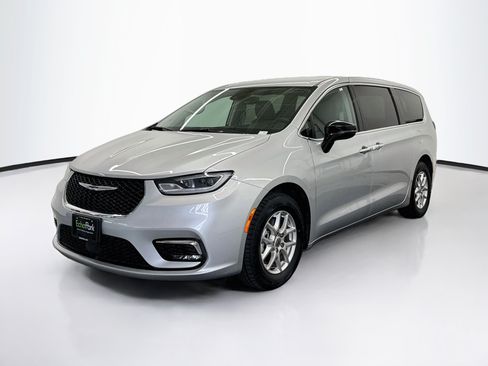 Used 2024 Chrysler Pacifica Touring-L FWD image 3