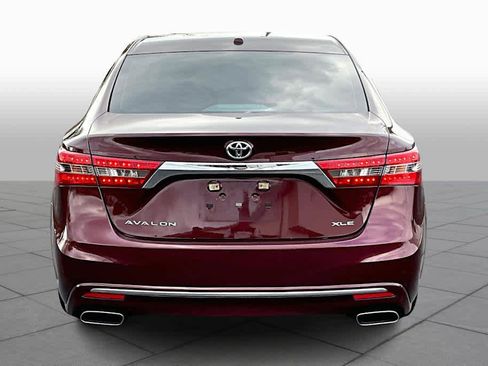 Used 2017 Toyota Avalon XLE Premium image 3