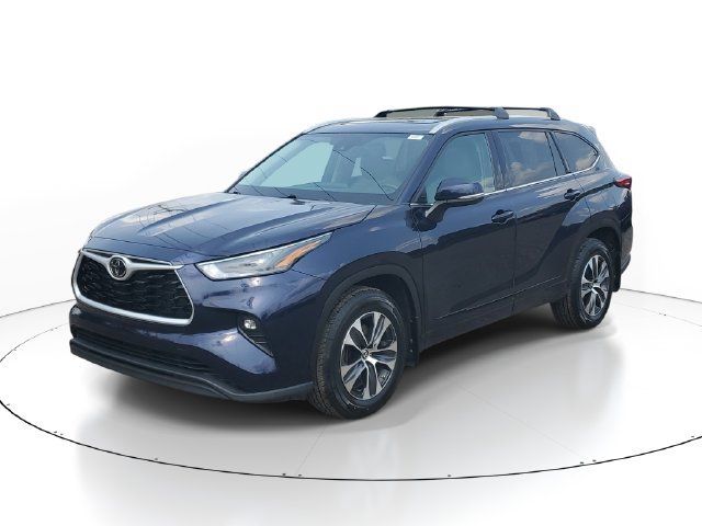 Used 2022 Toyota Highlander XLE AWD/4WD image 2