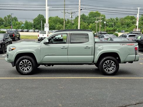 Used 2022 Toyota Tacoma TRD Sport w/ TRD Premium Sport Package AWD/4WD image 4
