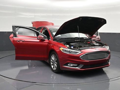Used 2017 Ford Fusion SE w/ Fusion SE Technology Package FWD image 38