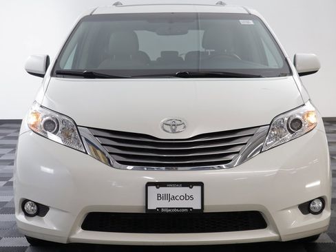 Used 2017 Toyota Sienna XLE image 24