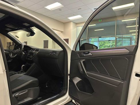 Used 2022 Volkswagen Tiguan SE R-Line AWD/4WD image 40