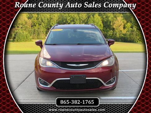 Used 2017 Chrysler Pacifica Touring-L w/ Tire & Wheel Group FWD image 1
