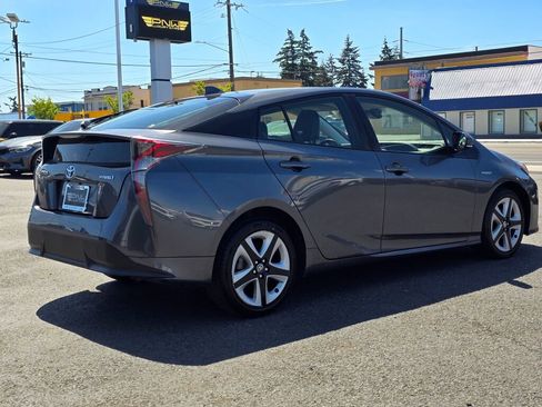 Used 2017 Toyota Prius Three Touring FWD image 6