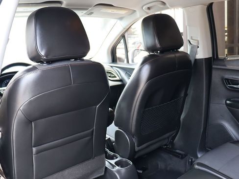 Used 2021 Chevrolet Trax LT AWD/4WD image 31