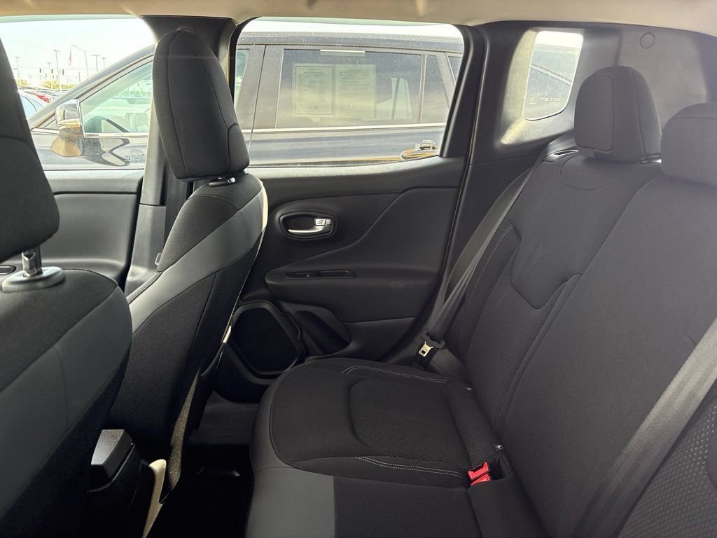 Used 2023 Jeep Renegade Latitude w/ Premium Group AWD/4WD image 18