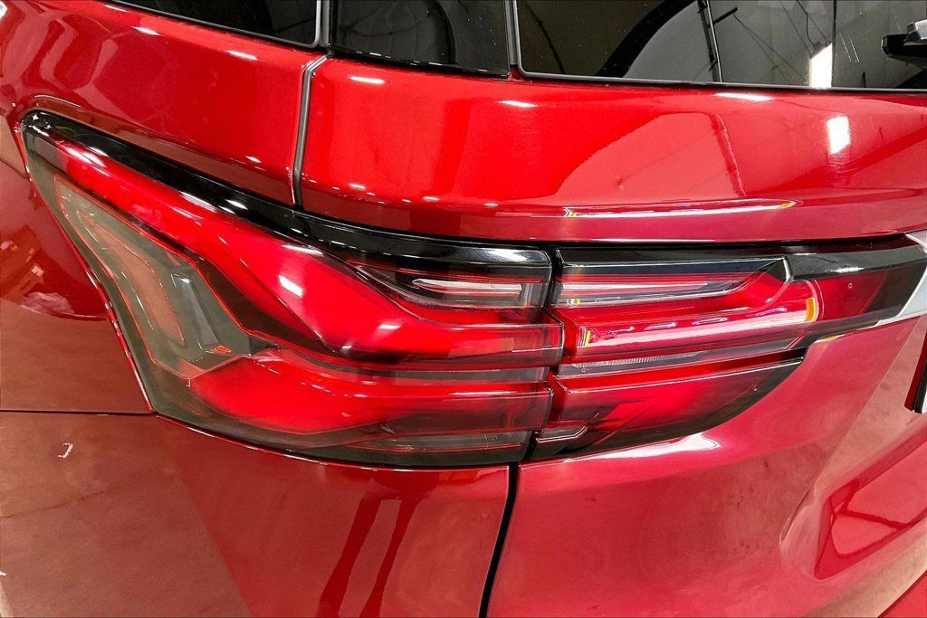 Used 2023 Chevrolet Traverse Premier AWD/4WD image 24