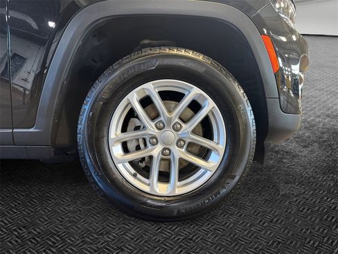 Used 2025 Jeep Grand Cherokee Laredo X w/ Luxury Tech Group I image 11