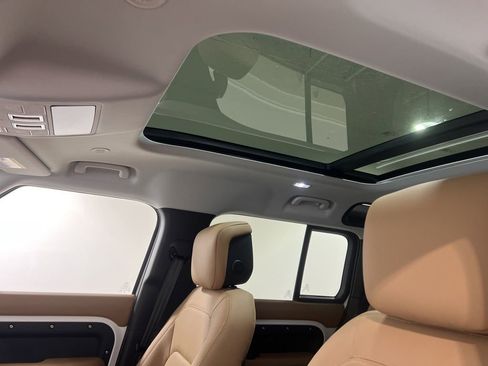 Used 2025 Land Rover Defender 110 S image 19