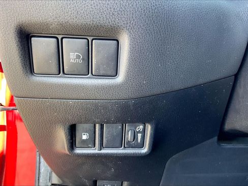 Used 2020 Toyota C-HR XLE FWD image 33