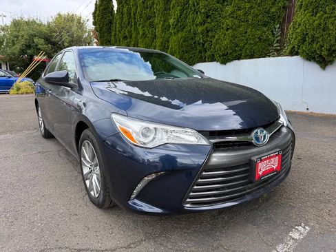 Used 2016 Toyota Camry XLE w/ Moonroof Package FWD image 2