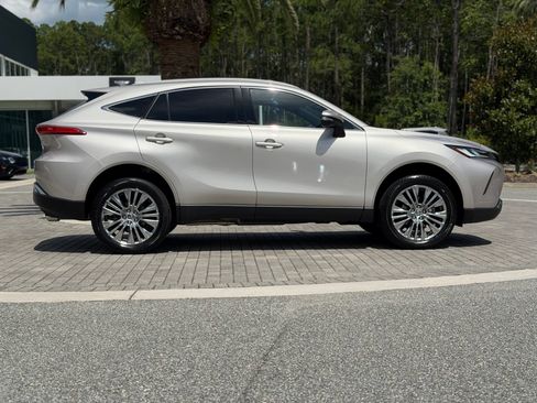 Used 2024 Toyota Venza XLE AWD/4WD image 5
