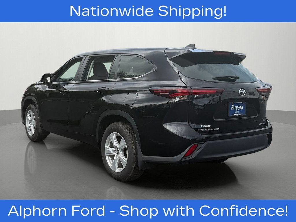 Used 2024 Toyota Highlander LE AWD/4WD image 4
