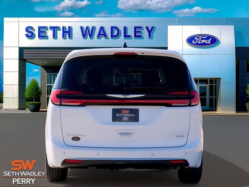 Used 2024 Chrysler Pacifica Touring-L image 4