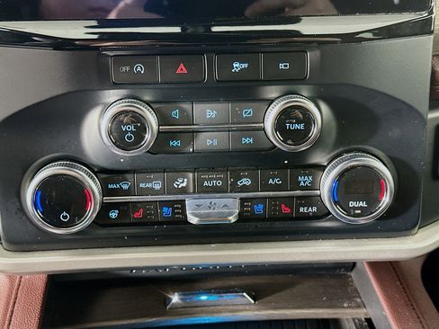 Used 2024 Ford Expedition Limited image 24