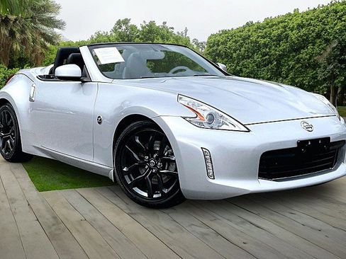 Used 2017 Nissan 370Z Touring image 11