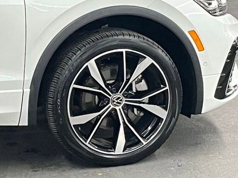 Used 2022 Volkswagen Tiguan SEL R-Line image 39
