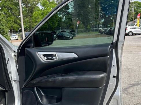 Used 2019 Nissan Pathfinder SL AWD/4WD image 16