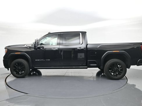 Used 2023 GMC Sierra 3500 Denali w/ Denali Black Diamond Edition AWD/4WD image 3