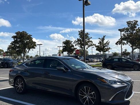 Used 2025 Lexus ES 350 w/ Premium Package FWD image 2