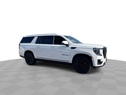 Used 2021 GMC Yukon XL Denali w/ Denali Premium Package image 3