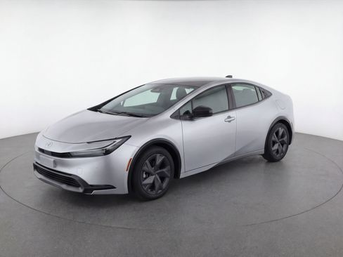 Used 2025 Toyota Prius LE FWD image 3