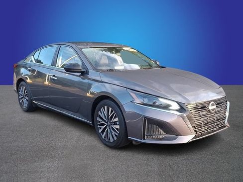 Used 2025 Nissan Altima 2.5 SV FWD image 3
