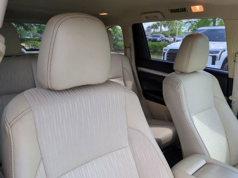 Certified 2019 Toyota Highlander Plus FWD image 7
