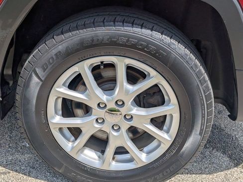 Used 2015 Jeep Cherokee Latitude w/ Cold Weather Group AWD/4WD image 28