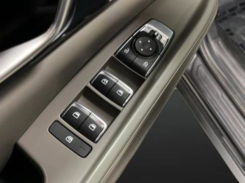 Used 2025 Kia Carnival FWD image 21