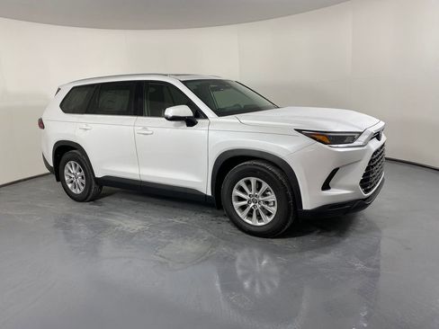 New 2026 Toyota Grand Highlander XLE image 3