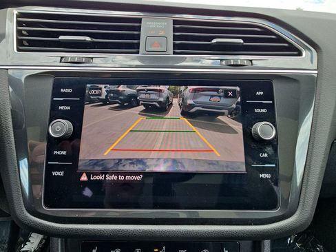 Used 2023 Volkswagen Tiguan SE w/ Panoramic Sunroof Package FWD image 21