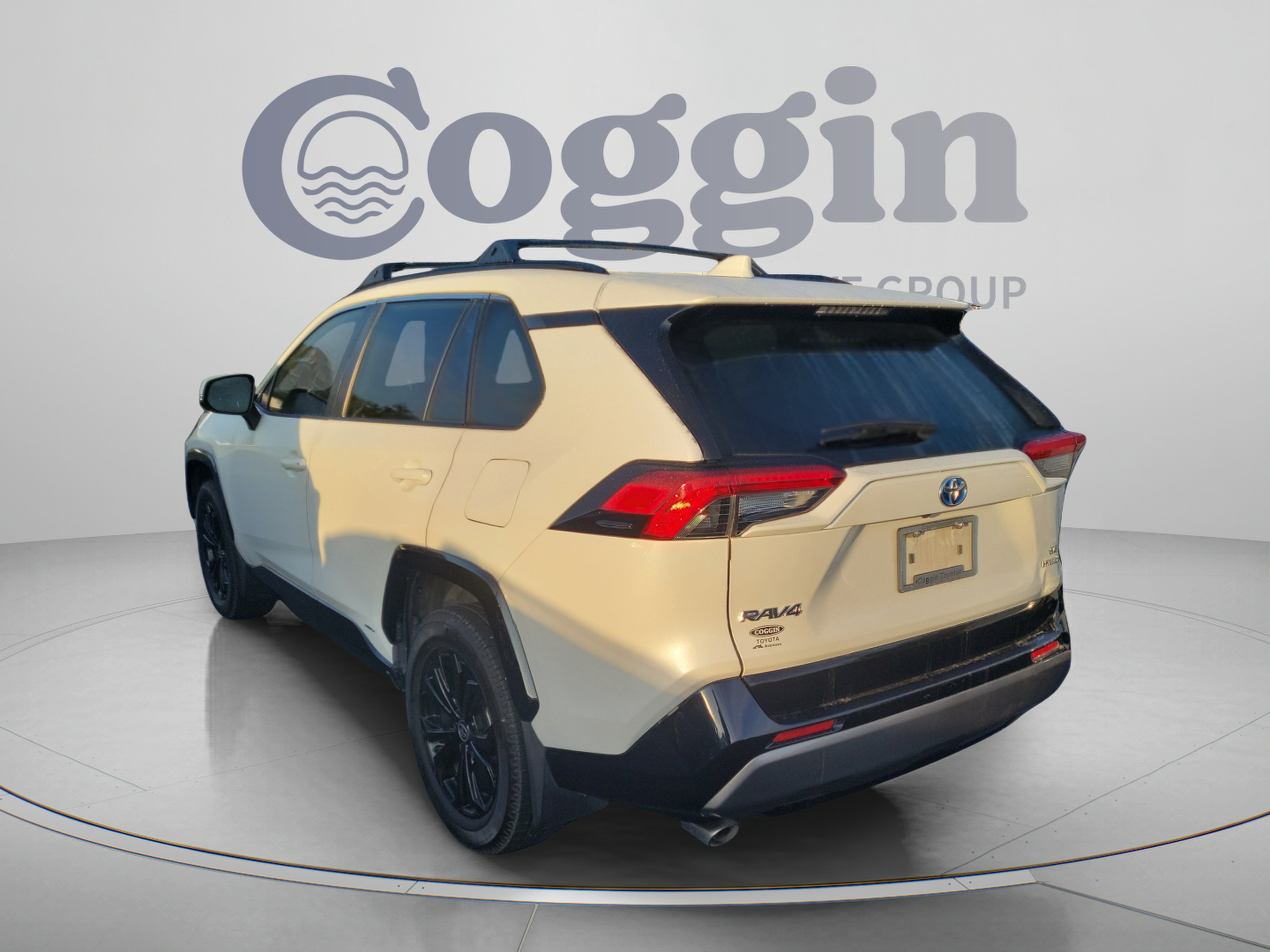 Used 2022 Toyota RAV4 SE AWD/4WD image 3