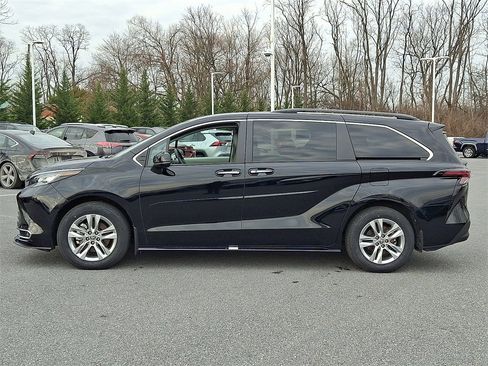 Certified 2024 Toyota Sienna XLE image 7