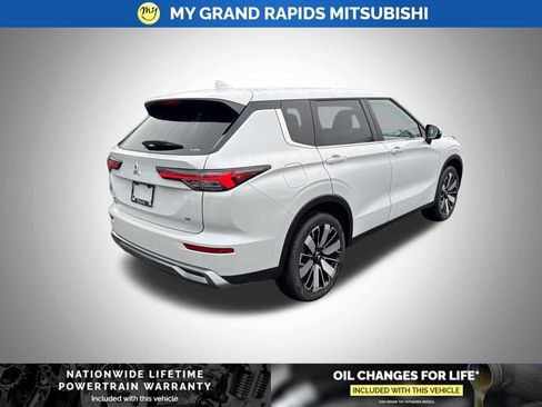 New 2026 Mitsubishi Outlander SE image 7