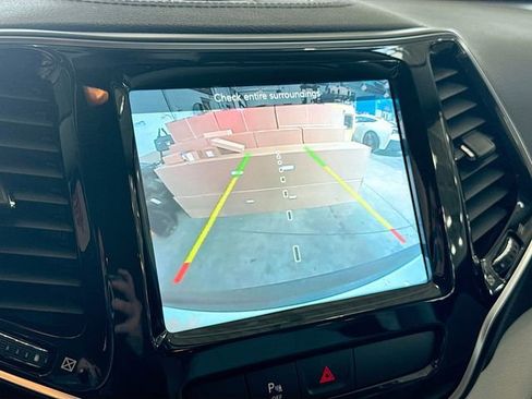 Used 2019 Jeep Cherokee Limited AWD/4WD image 14