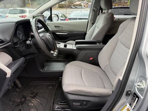 Used 2023 Toyota Sienna LE AWD/4WD image 23