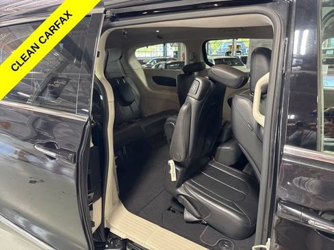 Used 2017 Chrysler Pacifica Touring-L w/ Tire & Wheel Group FWD image 36
