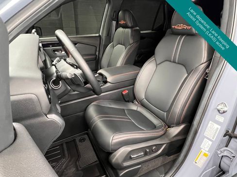 Used 2025 Honda Pilot TrailSport image 3